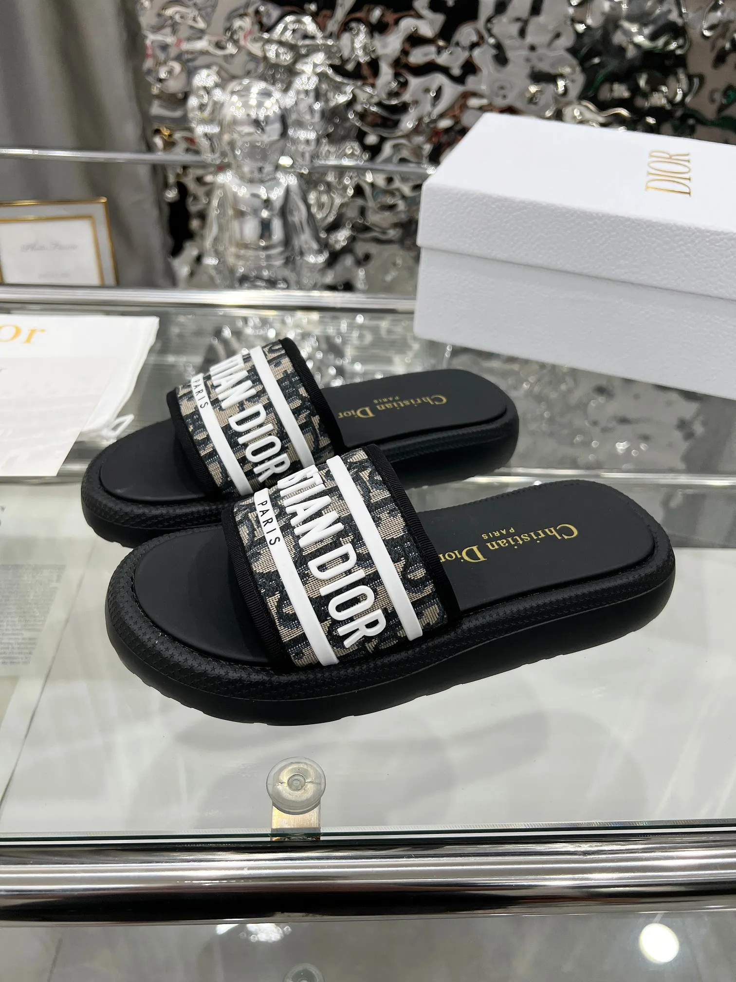 👟👟Ex-factory price 360👟👟 Dior Dior spring and summer catwalk newly upgraded sandal series classic thick-soled sandals original 1:1 development soft and delicate foot feel extremely comfortable versatile style original foam outsole 💝💝💝easy to control, 3 colors available, medium size 35-40 (41-42 customized)